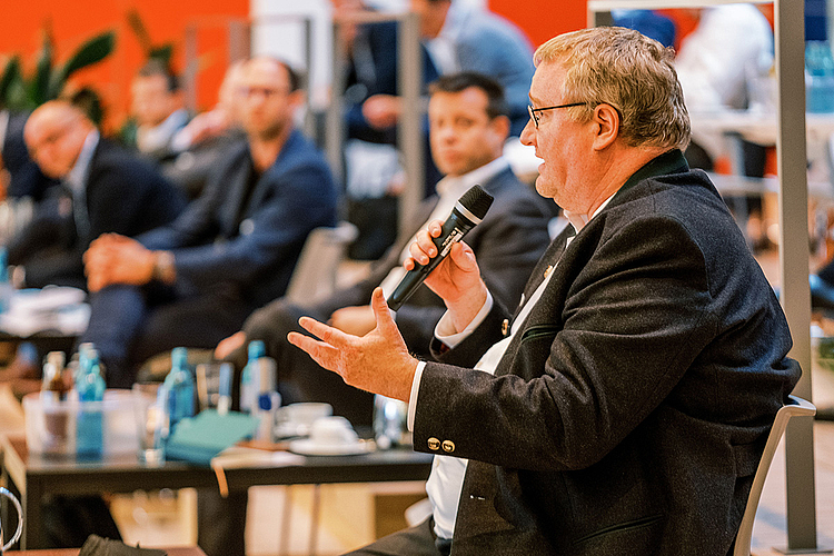 Das Publikum engagierte sich in den Diskussionen, hier: Klaus Schindling, Bürgermeister der Stadt Hattersheim