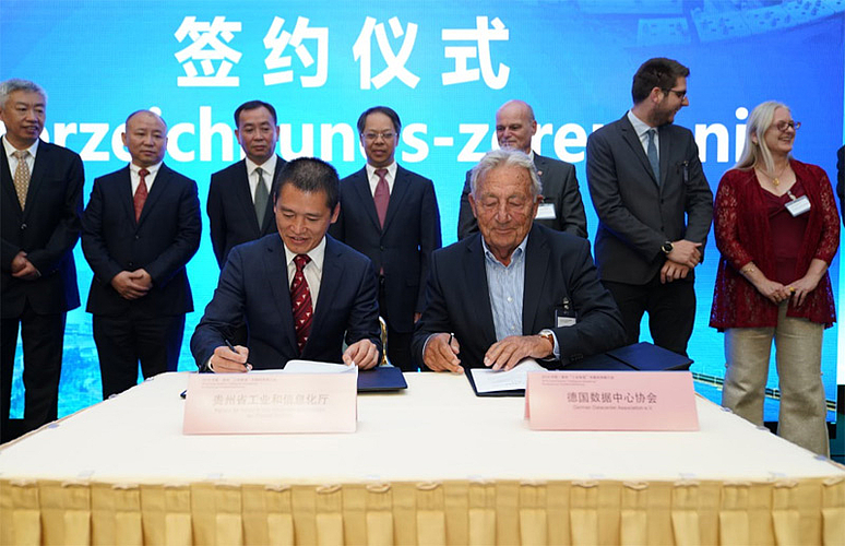 Unterzeichnungszeremonie der Freundschaftvereinbarung zwischen der GDA und der Kanzlei für Industrie und Informationstechnologie der Provinz Guizhou 