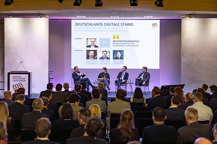 Günter Eggers, GDA-Vorstandsmitglied, moderierte den Austausch zwischen den beiden Bundestagsabgeordneten Sonja Lemke (Die Linke) und Lars Rohwer (CDU) sowie Dr. Severin Fischer (SPD), Staatssekretär in der Berliner Senatsverwaltung für Wirtschaft, Energie und Betriebe.